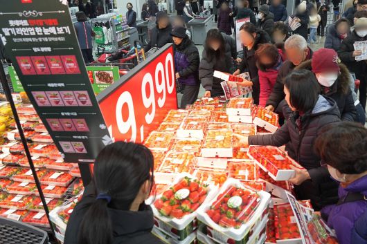 롯데마트 천호점에서 딸기를 구매하는 고객들의 모습.(롯데마트 제공).