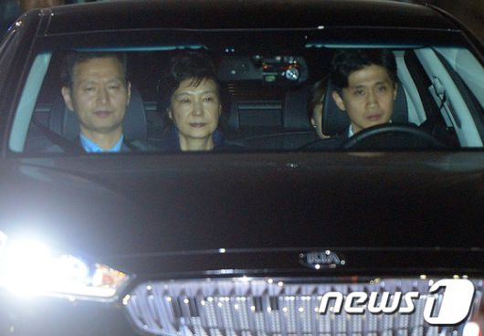 국정농단사건의 주범 박근혜 전 대통령에 대한 구속영장이 발부된 2017년 3월 31일 새벽 경기도 의왕시 포일동 서울구치소로 박 전 대통령이 탄 호송차량이 들어가고 있다. 2017.3.31/뉴스1 ⓒ News1 박정호 기자