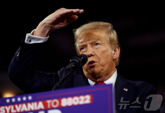 미국 공화당 대선후보인 도널드 트럼프 전 대통령이 9일(현지시간) 펜실베이니아주 리딩에서 열린 선거 집회서 “셰일가스 등 화석 에너지원을 적극 개발하겠다”고 밝히고 있다. 2024.10.10 ⓒ AFP=뉴스1 ⓒ News1 우동명 기자