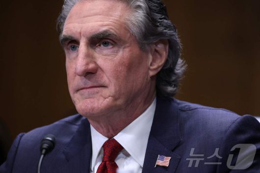 더그 버검 미국 내무장관 후보자가 16일(현지시간) 상원 인사 청문회에 출석해 의원들의 질문에 답하고 있다. 2025.1.16 ⓒ AFP=뉴스1 ⓒ News1 강민경 기자