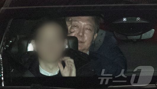 내란 우두머리 혐의로 체포된 윤석열 대통령이 15일 오후 경기 과천 고위공직자범죄수사처(공수처)에서 조사를 마치고 차량으로 서울구치소로 이동하고 있다.(공동취재) 2025.1.15/뉴스1 ⓒ News1 김명섭 기자