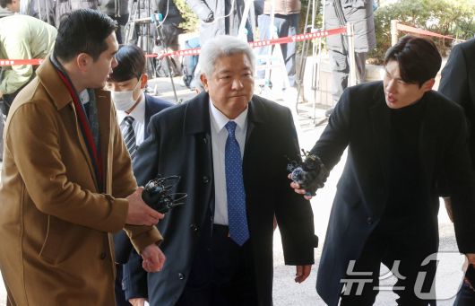 내란 우두머리 혐의로 체포된 윤석열 대통령에 대한 영장실질심사가 열리는 18일 오후 서울 마포구 서울서부지방법원에 윤 대통령 측 법률대리인 김홍일 변호사가 도착하고 있다.(공동취재) 2025.1.18/뉴스1 ⓒ News1 민경석 기자