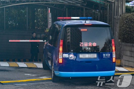 내란 우두머리 혐의로 체포돼 영장실질심사를 받는 윤석열 대통령이 탑승한 호송차량이 18일 오후 서울 마포구 서울서부지방법원 지하 주차장으로 향하고 있다. 윤 대통령은 서부지법 입구에 마련된 포토라인엔 서지 않고 지하주차장을 통해 법정으로 들어갔다.(공동취재) 2025.1.18/뉴스1 ⓒ News1 민경석 기자