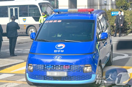 내란 우두머리 혐의로 체포돼 영장실질심사를 받는 윤석열 대통령이 탑승한 호송차량이 18일 오후 서울 마포구 서울서부지방법원 지하 주차장으로 향하고 있다. 윤 대통령은 서부지법 입구에 마련된 포토라인엔 서지 않고 지하주차장을 통해 법정으로 들어갔다.(공동취재) 2025.1.18/뉴스1 ⓒ News1 민경석 기자