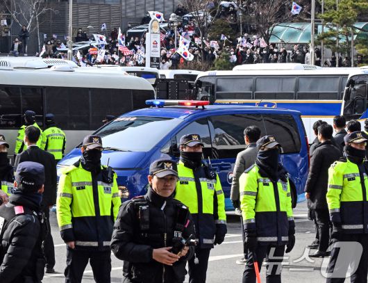 내란 우두머리 혐의로 체포돼 영장실질심사를 받는 윤석열 대통령이 탑승한 호송차량이 18일 오후 서울 마포구 서울서부지방법원에 도착하고 있다. 윤 대통령은 서부지법 입구에 마련된 포토라인엔 서지 않고 지하주차장을 통해 법정으로 들어갔다.(공동취재) 2025.1.18/뉴스1 ⓒ News1 민경석 기자