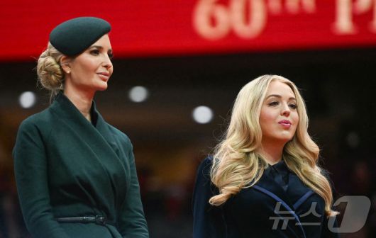 도널드 트럼프 미국 대통령의 딸 이방카(왼쪽)와 티파니(오른쪽)가 20일(현지시간) 워싱턴DC '캐피털 원 아레나'에서 열린 취임 축하 퍼레이드에 참석을 하고 있다. 2025.01.21 ⓒ AFP=뉴스1 ⓒ News1 우동명 기자