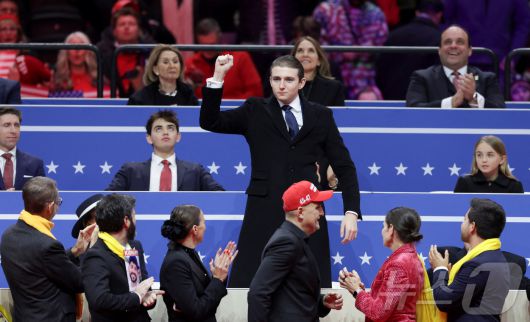 도널드 트럼프 미국 대통령과 영부인 멜라니아 트럼프의 막내 아들인 배런이 20일(현지시간) 워싱턴 '캐피털 원 아레나'에서 열린 취임식 축하 집회에 참석했다. 2025.01.20 ⓒ 로이터=뉴스1 ⓒ News1 최종일 기자