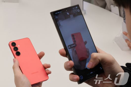 23일 서울 서초구 삼성스토어 삼성강남에서 고객들이 삼성전자의 최신 스마트폰 갤럭시 S25 시리즈를 살펴보고 있다. 삼성전자는 인공지능(AI) 기능을 대폭 강화한 갤럭시 S25 시리즈 사전 판매를 오는 24일부터 2월 3일까지 진행한다. 2025.1.23/뉴스1 ⓒ News1 신웅수 기자