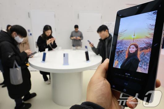 23일 서울 서초구 삼성스토어 삼성강남에서 고객들이 삼성전자의 최신 스마트폰 갤럭시 S25 시리즈를 살펴보고 있다. 삼성전자는 인공지능(AI) 기능을 대폭 강화한 갤럭시 S25 시리즈 사전 판매를 오는 24일부터 2월 3일까지 진행한다. 갤럭시 S25는 115만 5000원부터, S25+와 S25 울트라는 각각 135만 3000원과 169만 8400원부터 판매된다. 2025.1.23/뉴스1 ⓒ News1 신웅수 기자