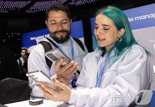 22일(현지시간) 미국 새너제이 SAP센터에서 열린 삼성전자 상반기 '갤럭시 언팩 2025'에서 관람객이 '갤럭시 S25 시리즈'를 체험하고 있다. (삼성전자 제공) 2025.1.23/뉴스1