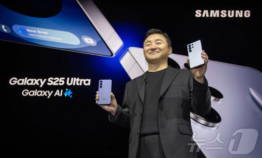 노태문 삼성전자 MX사업부장 사장이 22일(현지시간) 미국 새너제이 SAP센터에서 열린 '갤럭시 언팩 2025(Galaxy Unpacked 2025)' 행사에서 '갤럭시 S25 시리즈'를 공개하고 있다. (삼성전자 제공) 2025.1.23/뉴스1