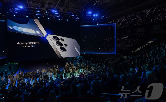 22일(현지시간) 미국 새너제이에 위치한 'SAP센터'에서 열린 '갤럭시 언팩 2025'에서 관람객들이 제품 체험존으로 이동하고 있다. (삼성전자 제공) 2025.1.23/뉴스1