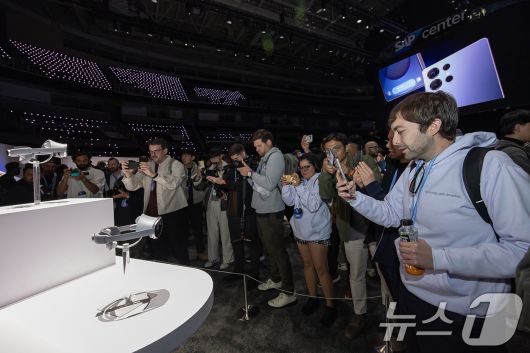 22일(현지시간) 미국 새너제이 SAP센터에서 열린 삼성전자 상반기 '갤럭시 언팩 2025'에서 관람객들이 XR 기기 '프로젝트 무한'을 살펴보고 있다. (삼성전자 제공) 2025.1.23/뉴스1