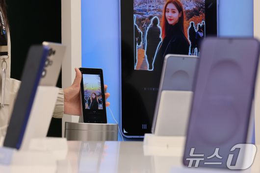 23일 서울 서초구 삼성스토어 삼성강남에서 고객들이 삼성전자의 최신 스마트폰 갤럭시 S25 시리즈를 살펴보고 있다. 삼성전자는 인공지능(AI) 기능을 대폭 강화한 갤럭시 S25 시리즈 사전 판매를 오는 24일부터 2월 3일까지 진행한다. 갤럭시 S25는 115만 5000원부터, S25+와 S25 울트라는 각각 135만 3000원과 169만 8400원부터 판매된다. 2025.1.23/뉴스1 ⓒ News1 신웅수 기자