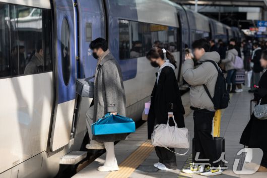 설 명절을 앞둔 26일 오전 서울 용산구 서울역에서 귀성객들이 열차에 탑승하고 있다. 2025.1.26/뉴스1 ⓒ News1 이승배 기자