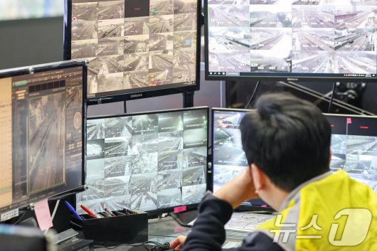 설 명절을 하루 앞둔 28일 오후 경기도 성남시 분당구 한국도로공사 교통센터 상황실에서 근무자들이 고속도로 교통 상황을 주시하고 있다. 2025.1.28/뉴스1 ⓒ News1 민경석 기자