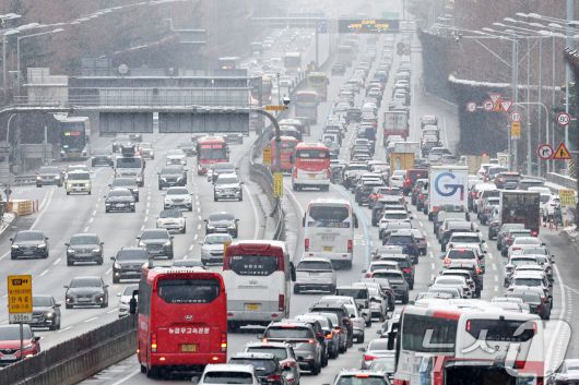 설연휴 기간 전국적인 폭설 및 한파로 인해 귀성·귀경길 고속도로 정체가 심화되고 있는 28일 서울 서초구 잠원IC를 지나는 경부고속도로 하행선 방향 차량들이 서행하고 있다. 2025.1.28/뉴스1 ⓒ News1 민경석 기자