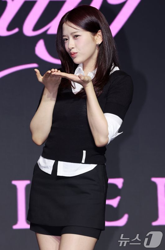 걸그룹 아이브(IVE)의 안유진이 3일 오후 서울 영등포구 여의도 콘래드 호텔에서 열린 세 번째 미니 앨범 ‘아이브 엠파시(IVE EMPATHY)’ 발매 기념 기자간담회에서 포즈를 취하고 있다. '아이브 엠파시'는 지난해 4월 발매한 '아이브 스위치(IVE SWITCH)' 이후 약 9개월 만의 신보로 더블 타이틀곡 '레블 하트(REBEL HEART)'와 '애티튜드(ATTITUDE)'를 비롯해 수록곡 '플루(FLU)', '유 워너 크라이(You Wanna Cry)', '땡큐(Thank U)', '티케이오(TKO)' 등 총 6곡으로 구성돼 있다. 2025.2.3/뉴스1 ⓒ News1 김진환 기자