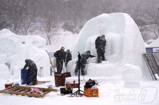 제32회 태백산 눈축제가 '2025 태백겨울축제'라는 새로운 명칭과 함께 지난 7일부터 오는 16일까지 강원 태백시 일원에서 열리는 가운데 첫날인 지난 7일 태백시 당골과장에서 다양한 행사가 펼쳐지고 있는 모습. (태백시 제공) 2025.2.7/뉴스1 ⓒ News1 신관호 기자