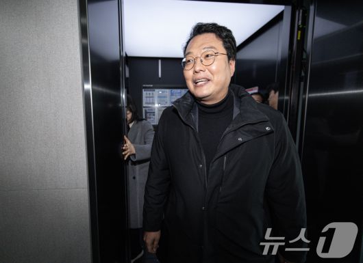 천하람 개혁신당 당대표 권한대행 겸 원내대표가 10일 오후 서울 모처에서 허은아 전 대표와 비공개 회동을 갖기 위해 들어서고 있다. 그러나 허 전 대표가 회동 장소에 나타나지 않으면서 천 권한대행은 빈손으로 돌아가게 됐다. 2025.2.10/뉴스1 ⓒ News1 이재명 기자