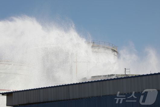 10일 오전 11시 15분께 울산 울주 온산읍에 위치한 유나이티드터미널코리아(UTK) 내 탱크터미널에서 화재가 발생했다. 소방당국은 수성막포를 살포해 투입 15분만에 불길을 잡았다..2025.2.10/뉴스1 ⓒ News1 김지혜 기자