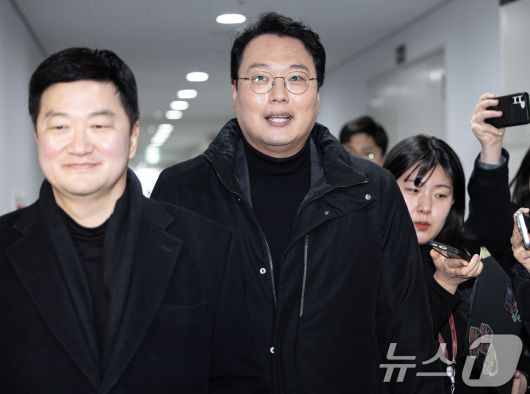 천하람 개혁신당 당대표 권한대행 겸 원내대표가 10일 오후 서울 모처에서 허은아 전 대표와 비공개 회동을 갖기 위해 들어서고 있다. 2025.2.10/뉴스1 ⓒ News1 이재명 기자