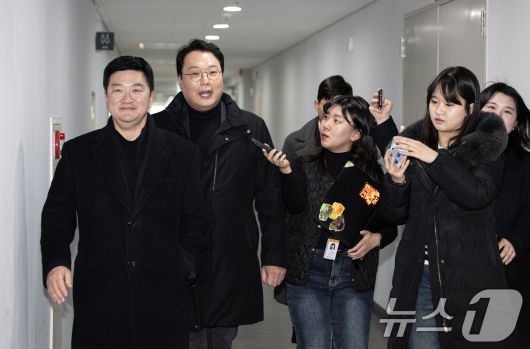 천하람 개혁신당 당대표 권한대행 겸 원내대표가 10일 오후 서울 모처에서 허은아 전 대표와 비공개 회동을 갖기 위해 들어서고 있다. 2025.2.10/뉴스1 ⓒ News1 이재명 기자