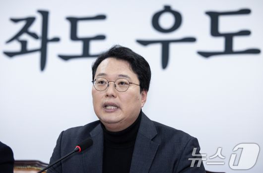 천하람 개혁신당 당대표 직무대행 겸 원내대표가 10일 오전 서울 여의도 국회에서 열린 최고위원회의에서 발언하고 있다. 2025.2.10/뉴스1 ⓒ News1 이재명 기자