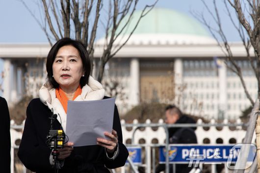 허은아 전 개혁신당 대표가 10일 오전 서울 여의도 국회 앞에서 열린 특별 기자회견에서 발언을 하고 있다. 2025.2.10/뉴스1 ⓒ News1 이재명 기자