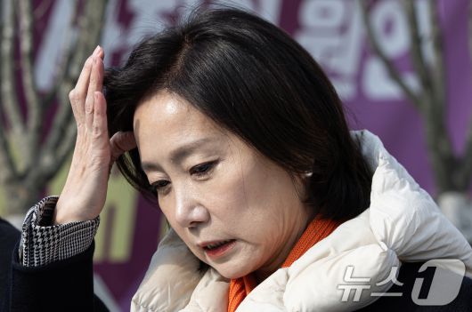 허은아 전 개혁신당 대표가 10일 오전 서울 여의도 국회 앞에서 열린 특별 기자회견에 앞서 머리카락을 정돈하고 있다. 2025.2.10/뉴스1 ⓒ News1 이재명 기자