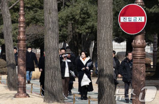 허은아 전 개혁신당 대표가 10일 오전 서울 여의도 국회 앞에서 열린 특별 기자회견에 참석하기 위해 발걸음을 옮기고 있다. 2025.2.10/뉴스1 ⓒ News1 이재명 기자