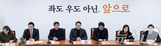 천하람 개혁신당 당대표 직무대행 겸 원내대표가 10일 오전 서울 여의도 국회에서 열린 최고위원회의에서 발언하고 있다. 2025.2.10/뉴스1 ⓒ News1 이재명 기자