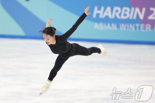 하얼빈 동계아시안게임에 출전하는 한국 피겨 김채연이 10일(현지시간) 중국 헤이룽장성 하얼빈 빙상훈련센터 다목적홀에서 훈련하고 있다. 2025.2.10/뉴스1 ⓒ News1 이승배 기자