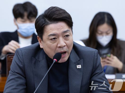 부승찬 더불어민주당 의원이 13일 오전 서울 여의도 국회에서 열린 제422회 국회(임시회) 윤석열 정부의 비상계엄 선포를 통한 내란 혐의 진상규명 국정조사특별위원회 제8차 전체회의에서 신상발언을 하고 있다. 2025.2.13/뉴스1 ⓒ News1 이재명 기자