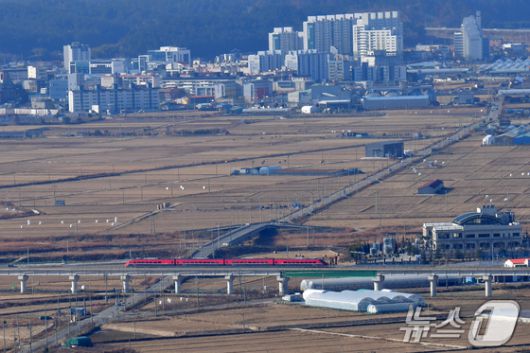 2025년 을사년 새해 첫 날인 1일 오전 동해선 철도가 완전 개통된 가운데 경북 포항역을 출발한 ITX-마음 열차가 강릉역을 향해 달리고 있다. (포항=뉴스1) 최창호 기자