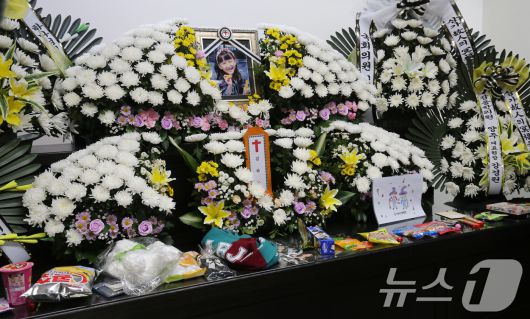 12일 대전 서구 건양대병원 장례식장에 마련된 교사에게 피살된 김하늘양 빈소에 걸그룹 아이브 사진과 과자, 인형, 대전시티즌 머플러 등이 놓여 있다. 2025.2.12/뉴스1 ⓒ News1 김기태 기자