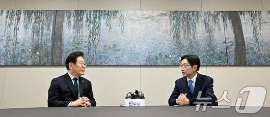 이재명 더불어민주당 대표가 13일 서울 여의도 국회에서 김경수 전 경남도지사와 만나 회동을 하고 있다. (공동취재) 2025.2.13/뉴스1 ⓒ News1 이재명 기자