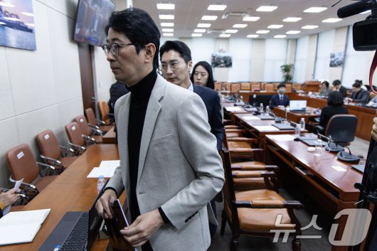 13일 오전 서울 여의도 국회에서 열린 제422회 국회(임시회) 윤석열 정부의 비상계엄 선포를 통한 내란 혐의 진상규명 국정조사특별위원회 제8차 전체회의에서 국민의힘 의원들이 증인·참고인 출석 요구의 건 표결에 불참한다며 퇴장하고 있다. 2025.2.13/뉴스1 ⓒ News1 이재명 기자