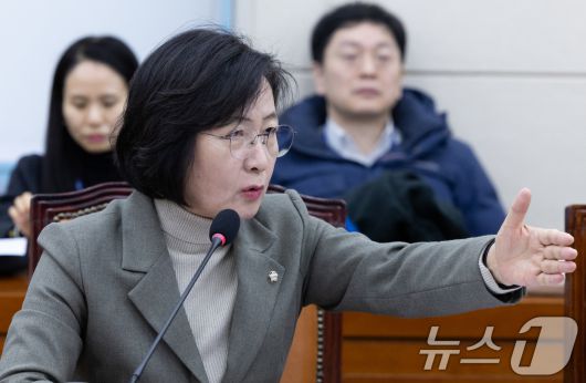 추미애 더불어민주당 의원이 13일 오전 서울 여의도 국회에서 열린 제422회 국회(임시회) 윤석열 정부의 비상계엄 선포를 통한 내란 혐의 진상규명 국정조사특별위원회 제8차 전체회의에서 의사진행발언을 하고 있다. 2025.2.13/뉴스1 ⓒ News1 이재명 기자