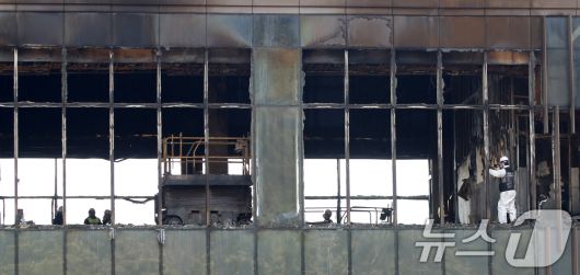 16일 부산 기장군 반얀트리 호텔 신축 공사장 화재 현장에서 경찰과 과학수사대 화재감식팀, 소방 당국, 국립과학수사연구원, 국립재난안전원 등 관계자들이 합동 감식을 준비하고 있다. 지난 14일 오전 이곳에서 발생한 화재로 작업자 6명이 목숨을 잃었다. 2025.2.16/뉴스1 ⓒ News1 윤일지 기자
