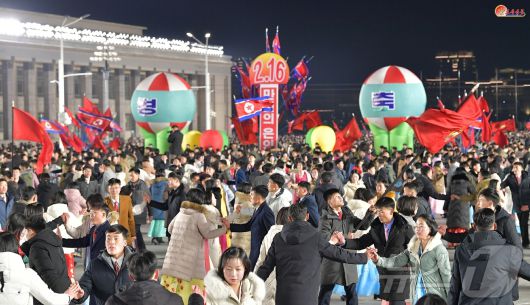 (평양 노동신문=뉴스1) = 북한 노동당 기관지 노동신문은 17일 진날 밤 수도의 청년학생들이 김정일 국방위원장 생일을 맞아 창가마다, 거리마다 그리움의 노래를 부르며 김일성광장에서 경축야회를 펼쳤다고 보도했다. [국내에서만 사용가능. 재배포 금지. DB 금지. For Use Only in the Republic of Korea. Redistribution Prohibited] rodongphoto@news1.kr