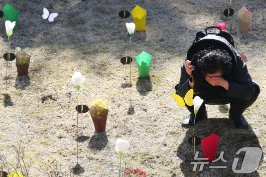 18일 오전 대구 동구 대구시민안전테마파크 광장에서 열린 '대구지하철 화재참사 22주기 추모식'에 참석한 유가족들이 슬픔에 잠긴 채 희생자를 추모하고 있다. 2025.2.18/뉴스1 ⓒ News1 공정식 기자