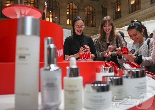 프랑스 파리 브롱냐르 궁 뷰티 브랜드존에서 방문객들이 티르티르, 조선미녀, 아이소이 등 K-뷰티 상품들을 살펴보고 있다. 2024.10.26/뉴스1 ⓒ News1 이준성 기자