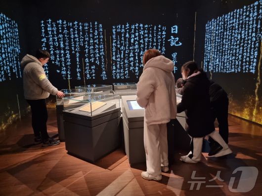 난중일기 전시물을 보고 있는 방문객들의 모습(한국관광공사 제공)