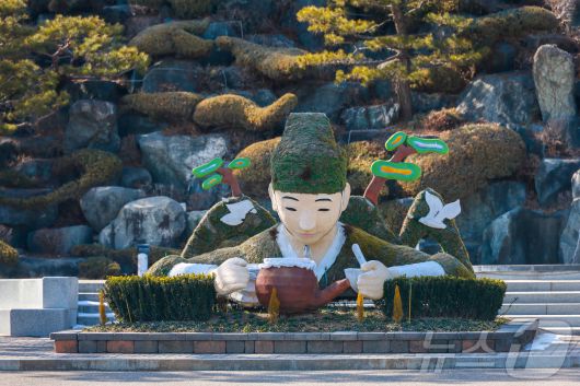 동의보감촌 입구에 있는 동의폭포 광장(한국관광공사 제공)