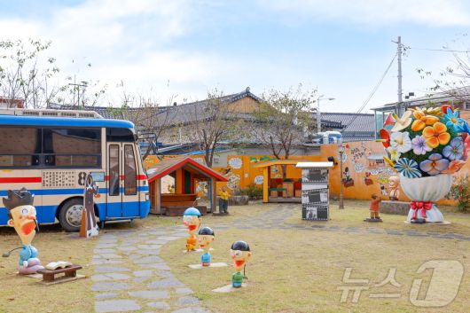 옛 남원 시내버스와 만화 캐릭터가 있는 남원다움관 입구(한국관광공사 제공)