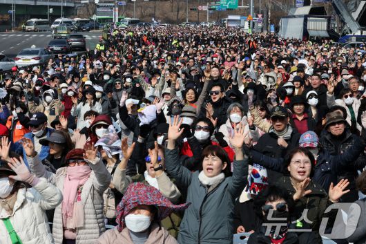9일 서울 용산구 윤석열 대통령 관저 앞에서 전광훈 목사가 이끄는 사랑제일교회 주최로 열린 주일 예배 참석자들이 탄핵 반대를 촉구하고 있다.  2025.3.9/뉴스1 ⓒ News1 박세연 기자