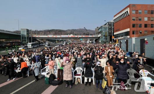 9일 서울 용산구 윤석열 대통령 관저 앞에서 전광훈 목사가 이끄는 사랑제일교회 주최로 열린 주일 예배 참석자들이 탄핵 반대를 촉구하고 있다.  2025.3.9/뉴스1 ⓒ News1 박세연 기자