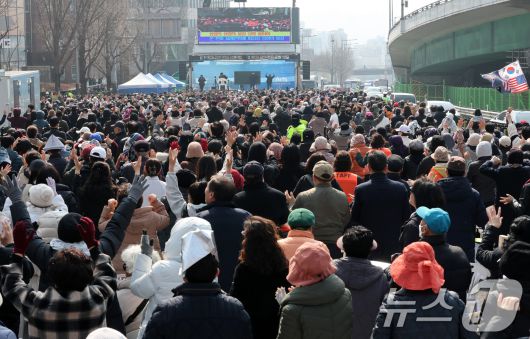 9일 서울 용산구 윤석열 대통령 관저 앞에서 전광훈 목사가 이끄는 사랑제일교회 주최로 열린 주일 예배 참석자들이 탄핵 반대를 촉구하고 있다.  2025.3.9/뉴스1 ⓒ News1 박세연 기자