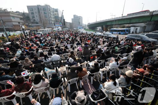 9일 서울 용산구 윤석열 대통령 관저 앞에서 전광훈 목사가 이끄는 사랑제일교회 주최로 열린 주일 예배 참석자들이 탄핵 반대를 촉구하고 있다. 지2025.3.9/뉴스1 ⓒ News1 박세연 기자